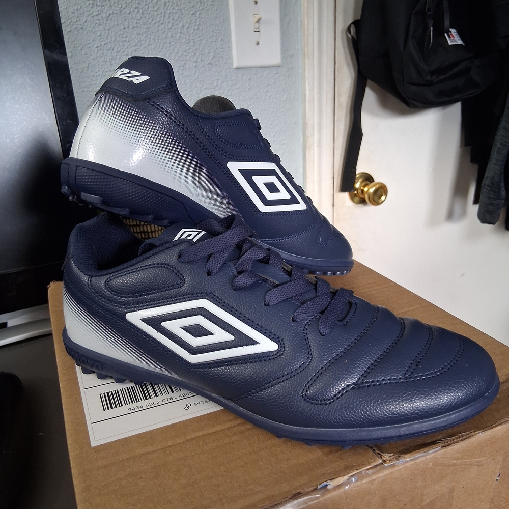 Umbro Men's Navy and White Soccer Shoes